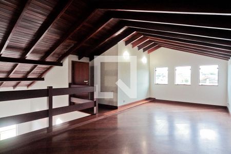 Casa à venda com 600m², 5 quartos e 7 vagas Casa à venda com 600m², 5 quartos e 7 vagasSótão