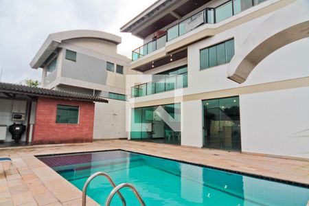 Casa à venda com 600m², 5 quartos e 7 vagas Casa à venda com 600m², 5 quartos e 7 vagasÁrea externa