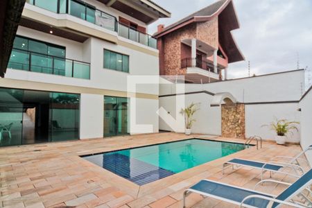 Casa à venda com 600m², 5 quartos e 7 vagas Casa à venda com 600m², 5 quartos e 7 vagasÁrea externa