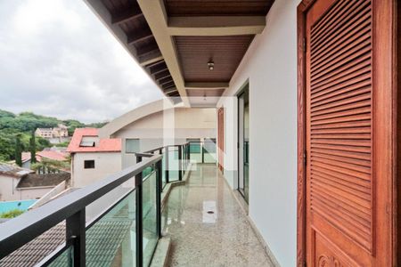 Casa à venda com 600m², 5 quartos e 7 vagas Casa à venda com 600m², 5 quartos e 7 vagasVaranda