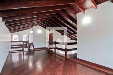 Casa à venda com 600m², 5 quartos e 7 vagas Casa à venda com 600m², 5 quartos e 7 vagasSótão