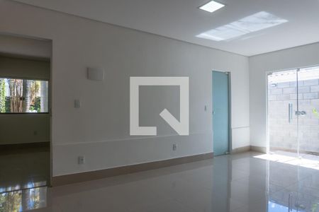 Sala de casa de condomínio para alugar com 2 quartos, 80m² em Setor Habitacional Arniqueira (águas Claras), Brasília