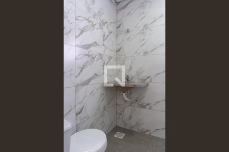 Banheiro da Suíte 1 de casa de condomínio para alugar com 2 quartos, 80m² em Setor Habitacional Arniqueira (águas Claras), Brasília