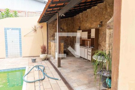 Casa à venda com 174m², 3 quartos e 5 vagas Casa à venda com 174m², 3 quartos e 5 vagasQuintal