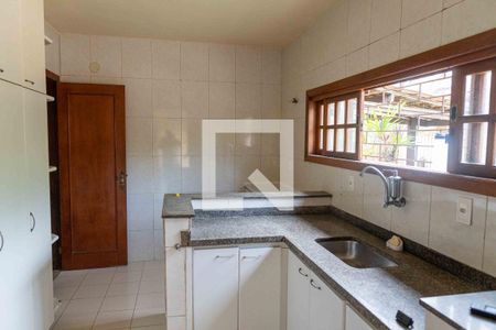 Casa à venda com 174m², 3 quartos e 5 vagas Casa à venda com 174m², 3 quartos e 5 vagasCozinha