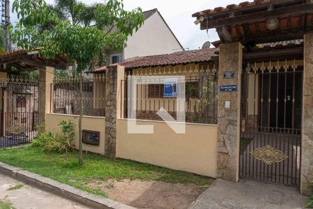 Casa à venda com 174m², 3 quartos e 5 vagas Casa à venda com 174m², 3 quartos e 5 vagasFachada