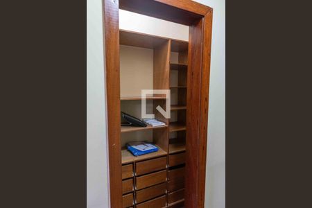 Casa à venda com 174m², 3 quartos e 5 vagas Casa à venda com 174m², 3 quartos e 5 vagasCloset da Suíte 2