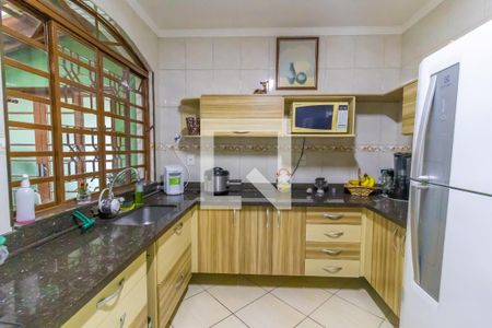 Casa à venda com 270m², 5 quartos e 4 vagas Casa à venda com 270m², 5 quartos e 4 vagasCozinha