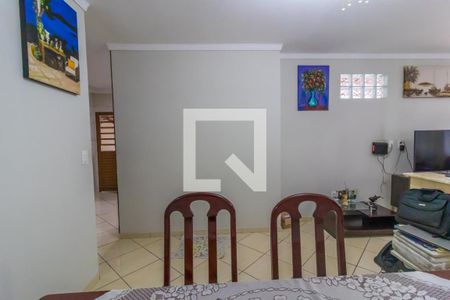 Casa à venda com 270m², 5 quartos e 4 vagas Casa à venda com 270m², 5 quartos e 4 vagasSala