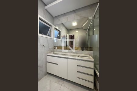Casa à venda com 180m², 3 quartos e 3 vagasBanheiro da Suíte