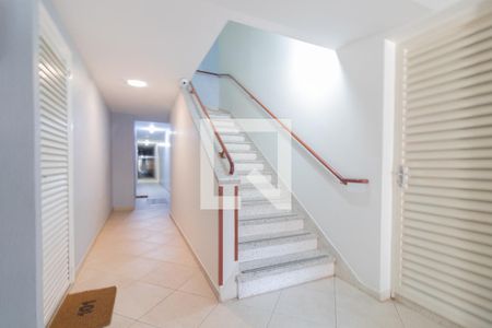 Apartamento para alugar com 43m², 1 quarto e sem vaga Apartamento para alugar com 43m², 1 quarto e sem vagaEscada