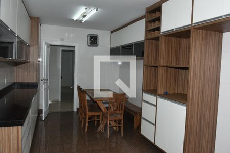 Apartamento à venda com 305m², 4 quartos e 4 vagas Apartamento à venda com 305m², 4 quartos e 4 vagasCozinha
