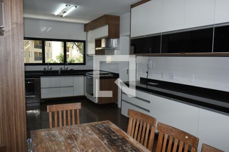 Apartamento à venda com 305m², 4 quartos e 4 vagas Apartamento à venda com 305m², 4 quartos e 4 vagasCozinha