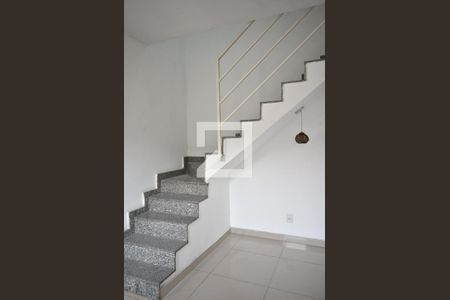 Escada de casa de condomínio para alugar com 2 quartos, 65m² em Campo Grande, Rio de Janeiro