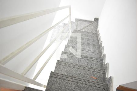 Casa de condomínio para alugar com 65m², 2 quartos e 1 vagaEscada