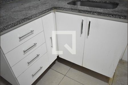 Casa de condomínio para alugar com 65m², 2 quartos e 1 vagaCozinha - Armário
