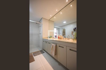 Apartamento à venda com 250m², 4 quartos e 4 vagasBanheiro suíte 4