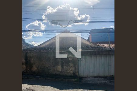 Casa à venda com 167m², 3 quartos e 2 vagas Casa à venda com 167m², 3 quartos e 2 vagasFachada