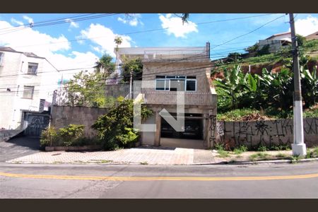 Casa para alugar com 400m², 4 quartos e 5 vagasFachada
