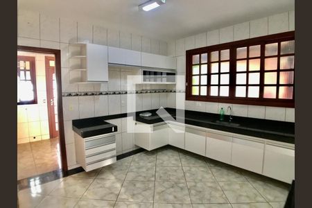 Casa à venda com 156m², 3 quartos e 6 vagas