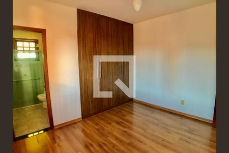 Casa à venda com 156m², 3 quartos e 6 vagas