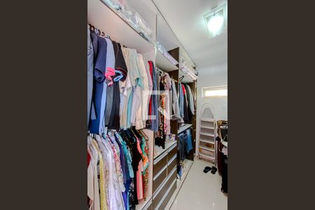 Casa à venda com 230m², 4 quartos e 4 vagasQuarto 3 - Closet