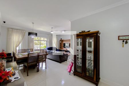 Casa à venda com 230m², 4 quartos e 4 vagasSala