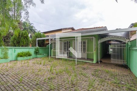 Casa à venda com 250m², 4 quartos e 3 vagas Casa à venda com 250m², 4 quartos e 3 vagasFachada interna e vagas de garagem