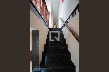 Escada de casa para alugar com 3 quartos, 155m² em Jardim Pedro José Nunes, São Paulo