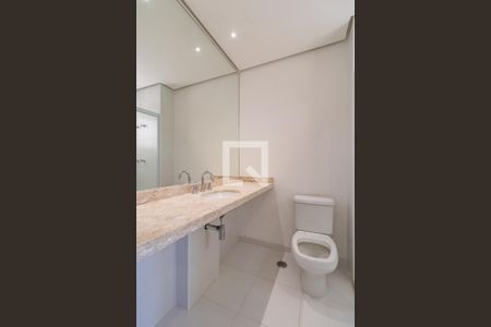 Apartamento à venda com 255m², 4 quartos e 3 vagas Apartamento à venda com 255m², 4 quartos e 3 vagasBanheiro da Suíte 1