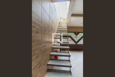 Casa à venda com 160m², 2 quartos e 2 vagasEscada