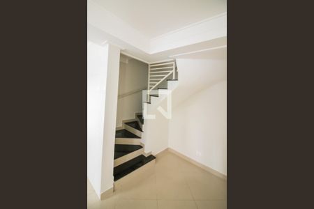 Escadas  de casa para alugar com 2 quartos, 69m² em Rio Pequeno, São Paulo
