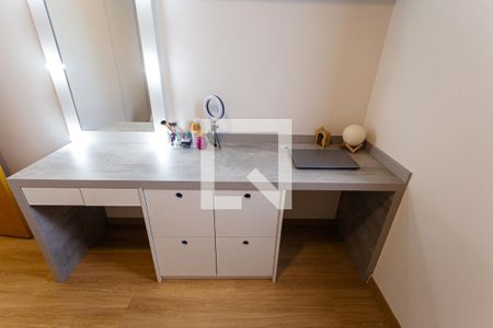 Apartamento à venda com 114m², 4 quartos e 3 vagas Apartamento à venda com 114m², 4 quartos e 3 vagasMesa de Escritório do Quarto 2