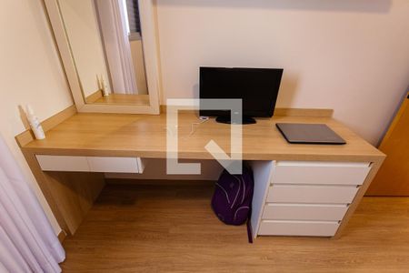 Apartamento à venda com 114m², 4 quartos e 3 vagas Apartamento à venda com 114m², 4 quartos e 3 vagasMesa de Escritório do Quarto 3