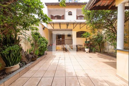 Casa à venda com 210m², 3 quartos e 4 vagas Casa à venda com 210m², 3 quartos e 4 vagasQuintal - Churrasqueira