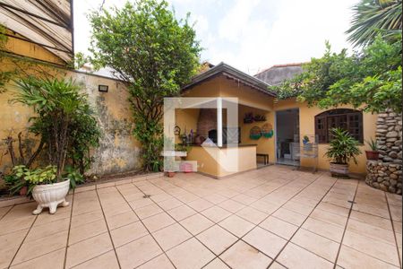 Casa à venda com 210m², 3 quartos e 4 vagas Casa à venda com 210m², 3 quartos e 4 vagasQuintal - Churrasqueira