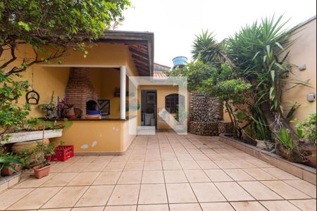 Casa à venda com 210m², 3 quartos e 4 vagas Casa à venda com 210m², 3 quartos e 4 vagasQuintal - Churrasqueira