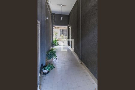 Área comum de acesso aos fundos de apartamento para alugar com 1 quarto, 45m² em Braz de Pina, Rio de Janeiro