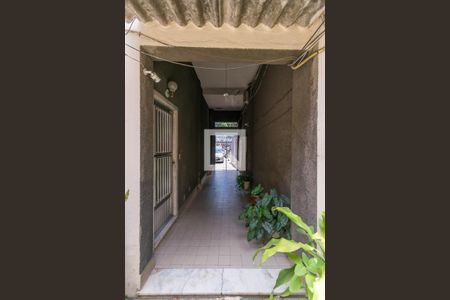 Área comum de acesso aos fundos de apartamento para alugar com 1 quarto, 45m² em Braz de Pina, Rio de Janeiro