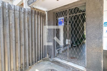 Fachada da entrada de apartamento para alugar com 1 quarto, 45m² em Braz de Pina, Rio de Janeiro
