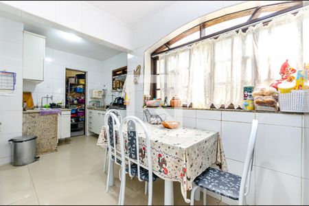 Casa à venda com 227m², 4 quartos e 2 vagasCozinha 