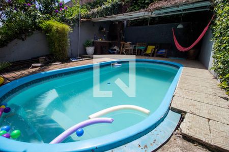 Casa à venda com 330m², 3 quartos e 2 vagas Casa à venda com 330m², 3 quartos e 2 vagasPiscina