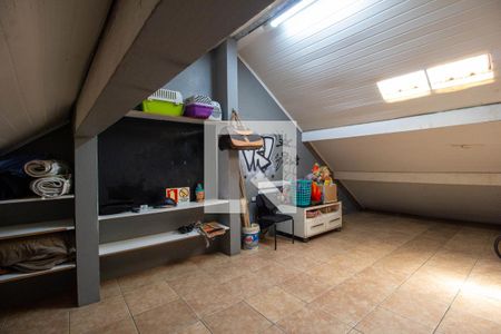 Casa à venda com 330m², 3 quartos e 2 vagas Casa à venda com 330m², 3 quartos e 2 vagasSótão