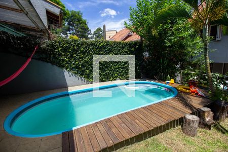 Casa à venda com 330m², 3 quartos e 2 vagas Casa à venda com 330m², 3 quartos e 2 vagasPiscina