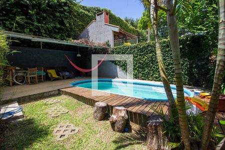 Casa à venda com 330m², 3 quartos e 2 vagas Casa à venda com 330m², 3 quartos e 2 vagasPiscina