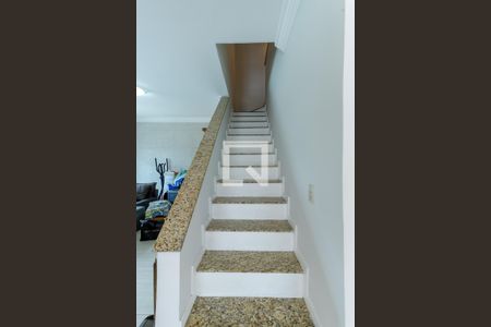 Escada Quartos de casa para alugar com 4 quartos, 180m² em Jardim Guanca, São Paulo