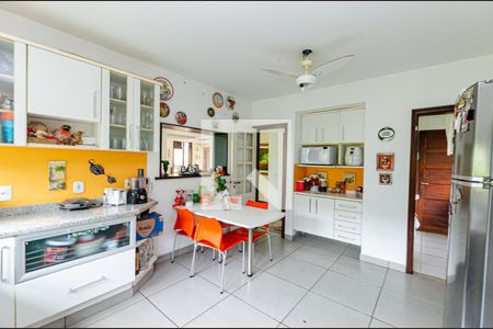 Casa de condomínio para alugar com 470m², 5 quartos e 4 vagasCozinha