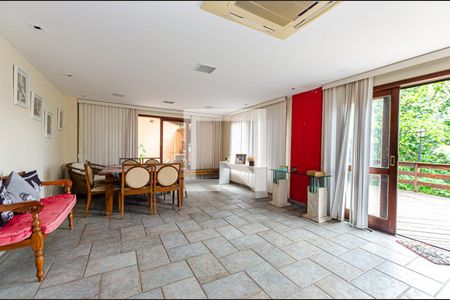 Casa de condomínio para alugar com 470m², 5 quartos e 4 vagasSala de tv