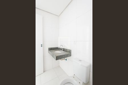 Banheiro de apartamento à venda com 1 quarto, 41m² em Jardim Itu Sabará, Porto Alegre