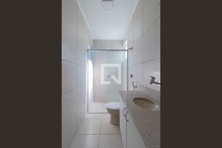 Banheiro de apartamento à venda com 1 quarto, 60m² em Azenha, Porto Alegre